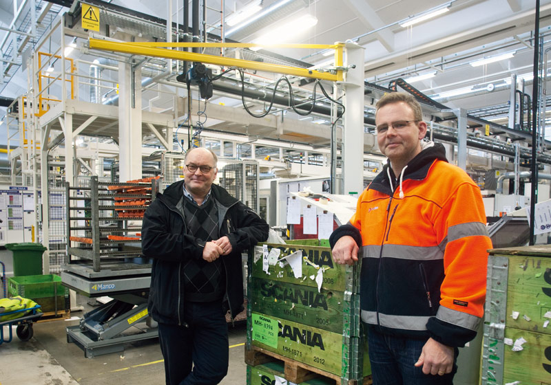 Patrik och Ulf framför en svängkran