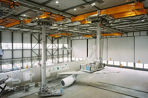 Processkran för flygindustrin och ett flygplan