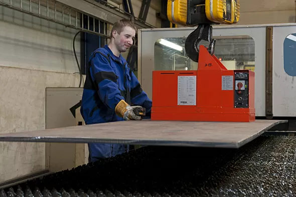 Batterimagnet som lyfter en skiva