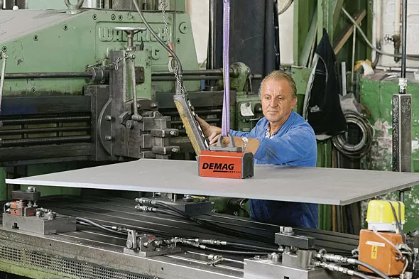 Permanentmagnet som lyfter en skiva