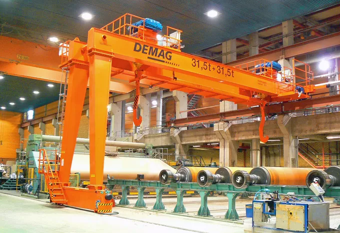 Två tvåbalks halvportalkranar ZHPE med en lintelfer DR-Pro på en vridbar tralla