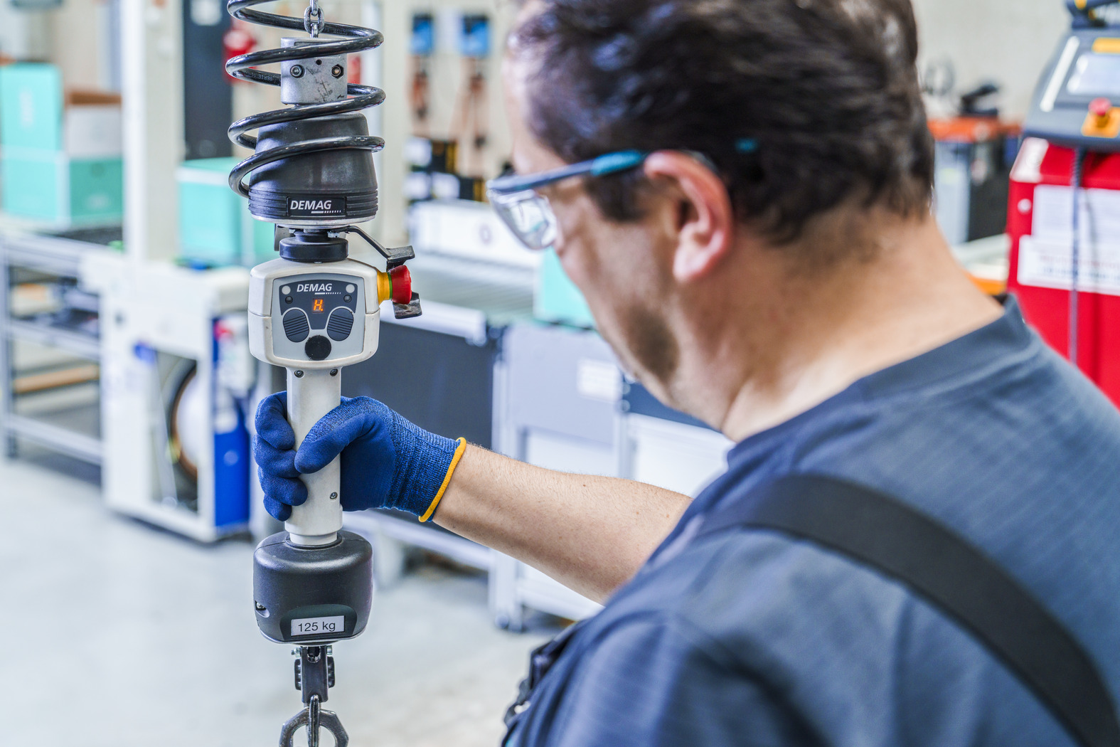 Man som använder telfer med hög precision