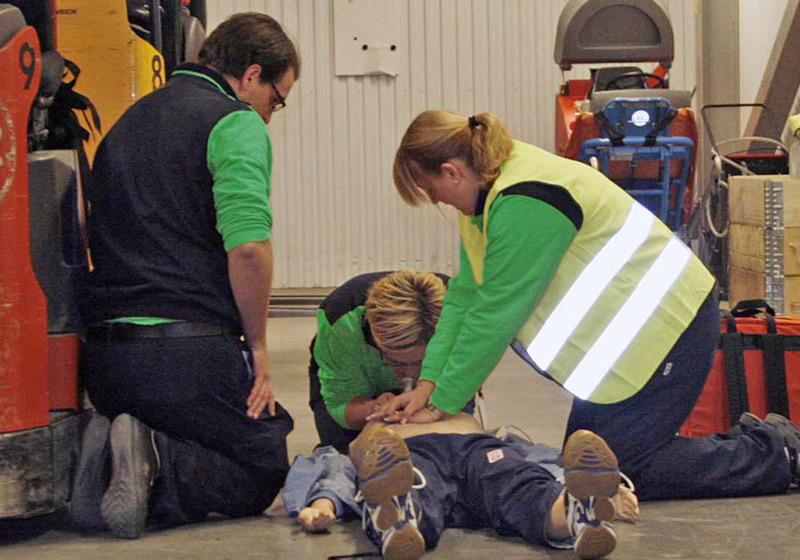 Första Hjälpen (HLR) på docka under utbildning