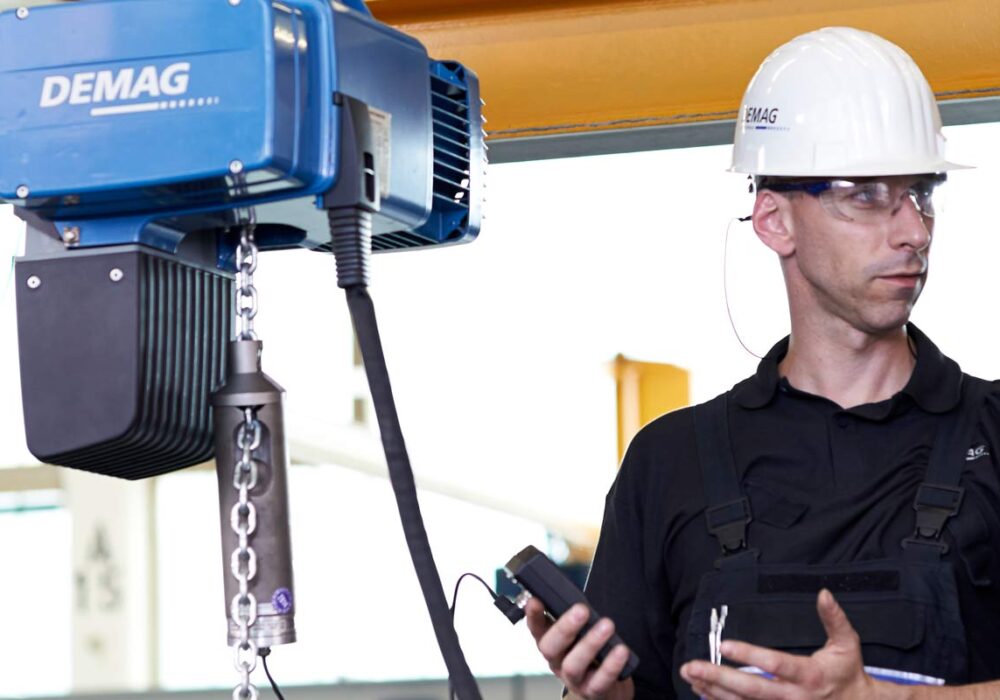 Servicetekniker som arbetar med en telfer
