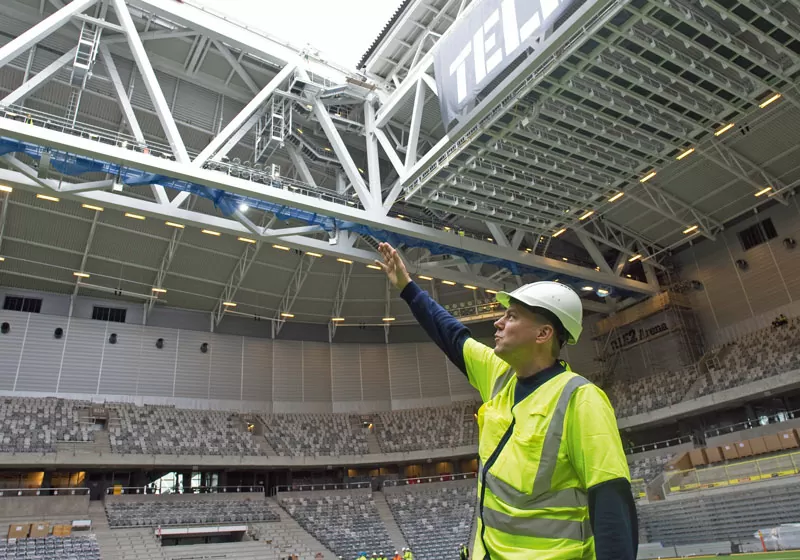 Göran Grothe, installationsledare på Peab, visar upp Tele2 Arena