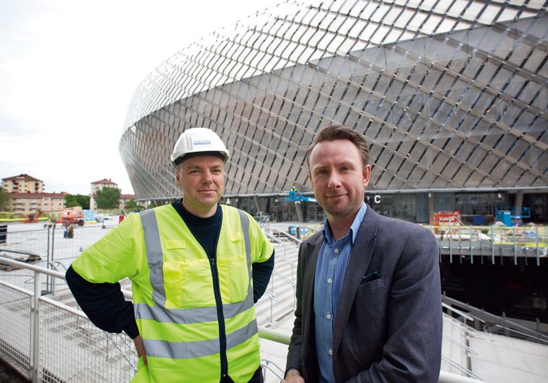 Installationsledare och produktansvarig utanför Tele2 Arena