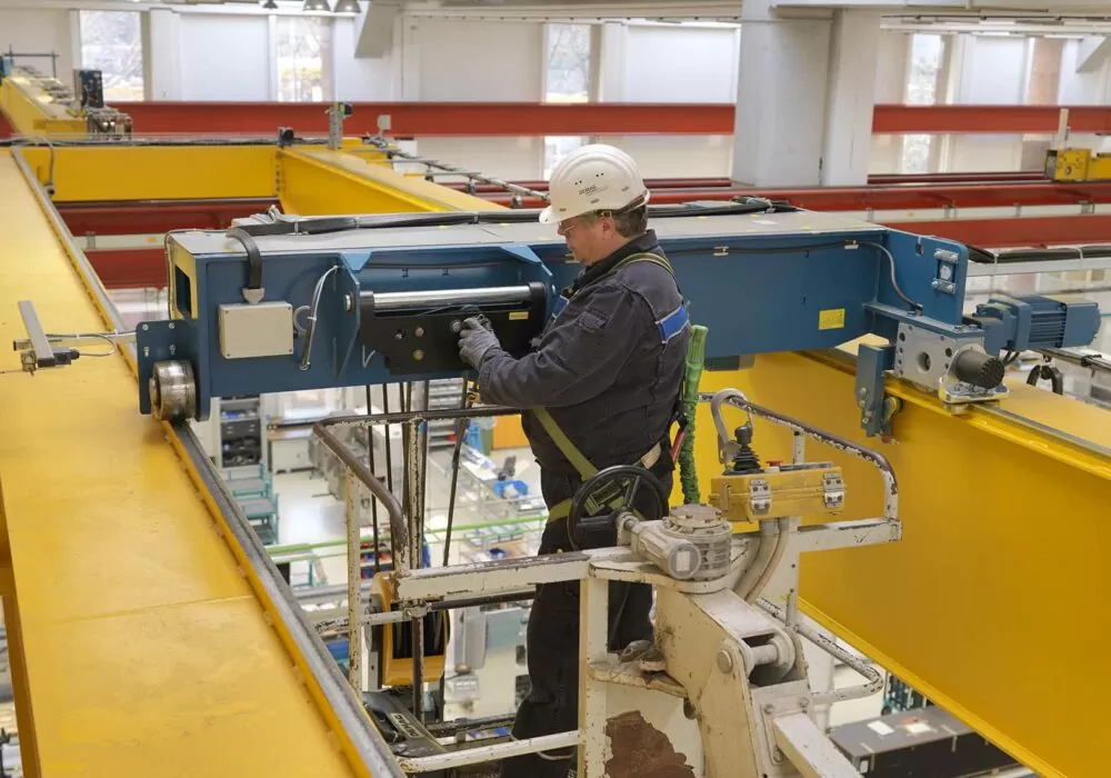 Servicetekniker som servar en travers