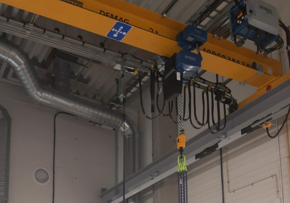 Travers i industriell miljö med lyftverk