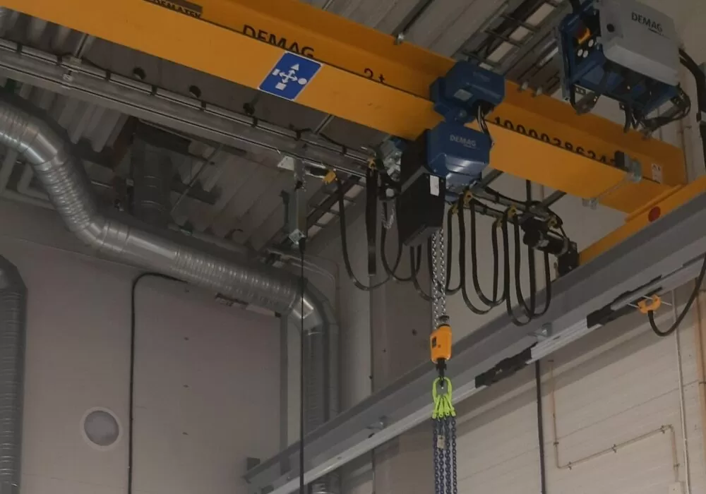 Travers i industriell miljö med lyftverk