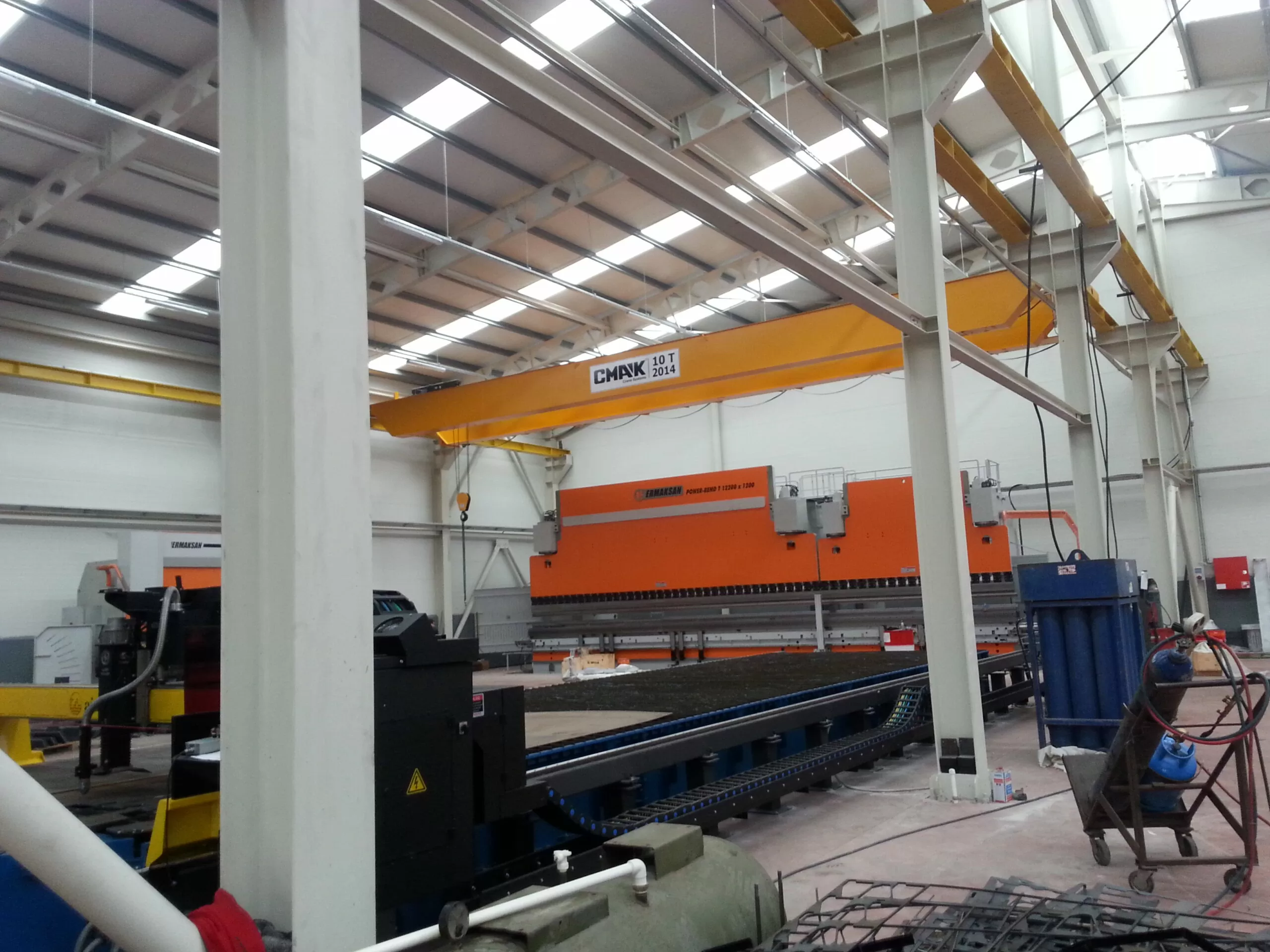 Traverskranar från CMAK finns från 1-160 ton. Passar utmärkt i lager och bygghallar.