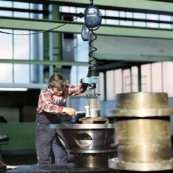 Man som arbetar med en PK telfer från demag i verkstad