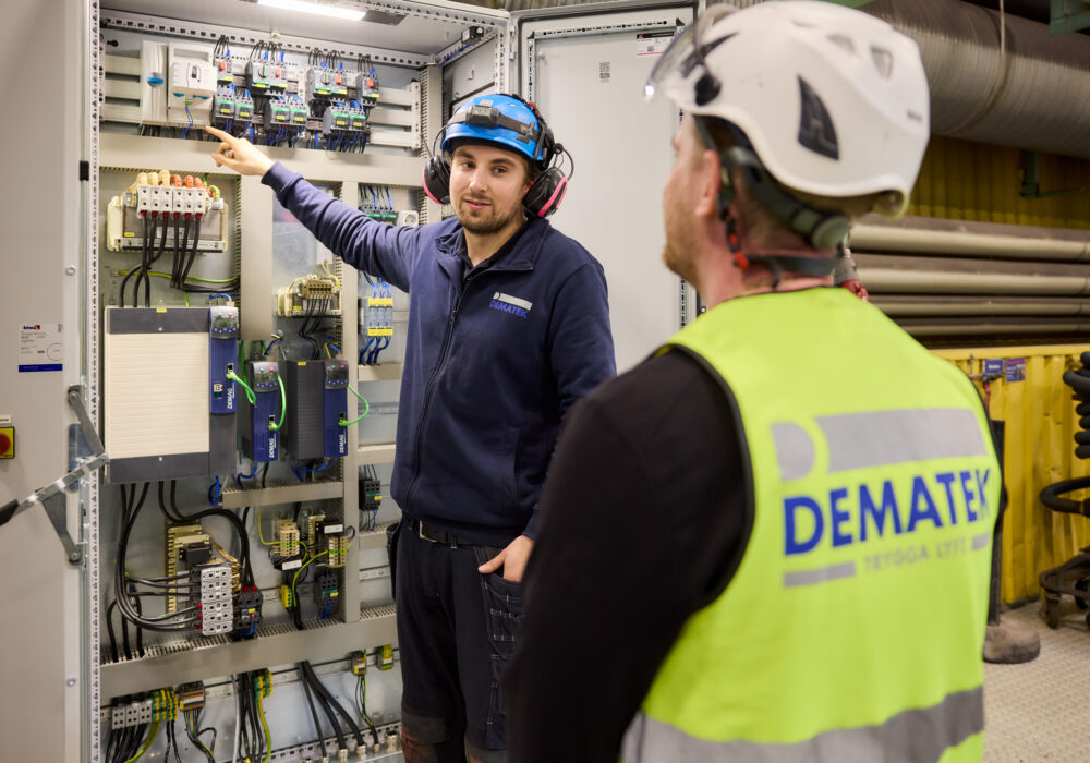 Man som arbetar på Dematek visar ett elskåp