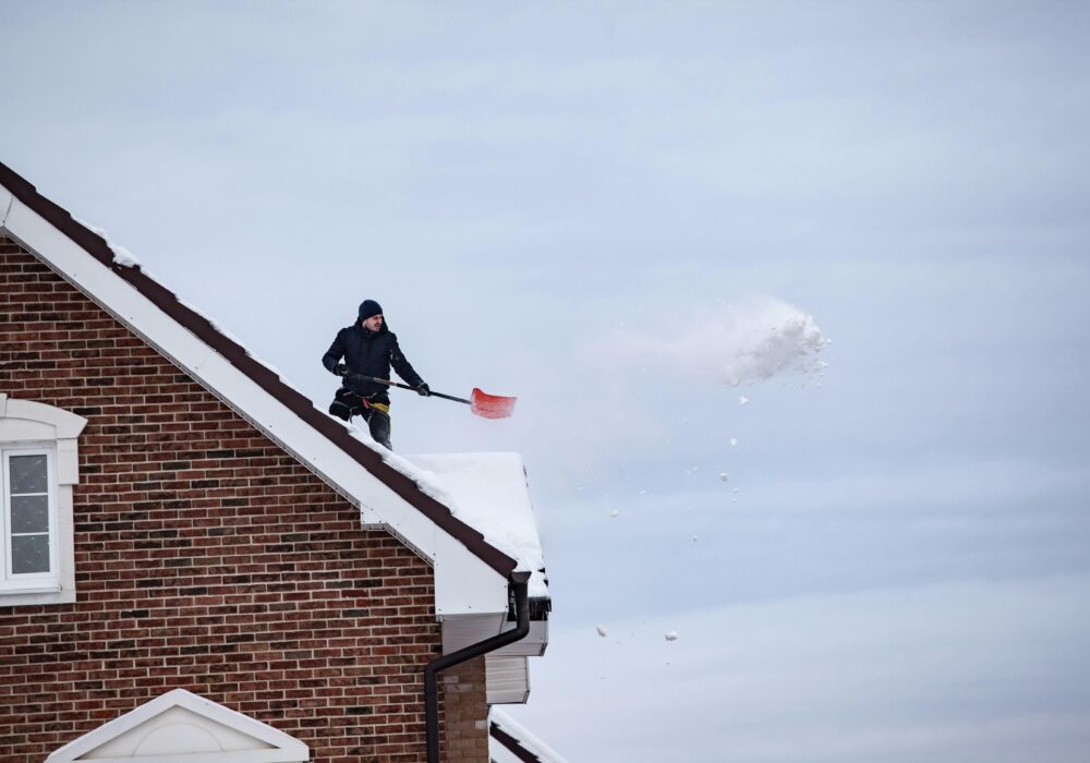 Man som skottar ett tak. För detta ska man ha en utbildning.