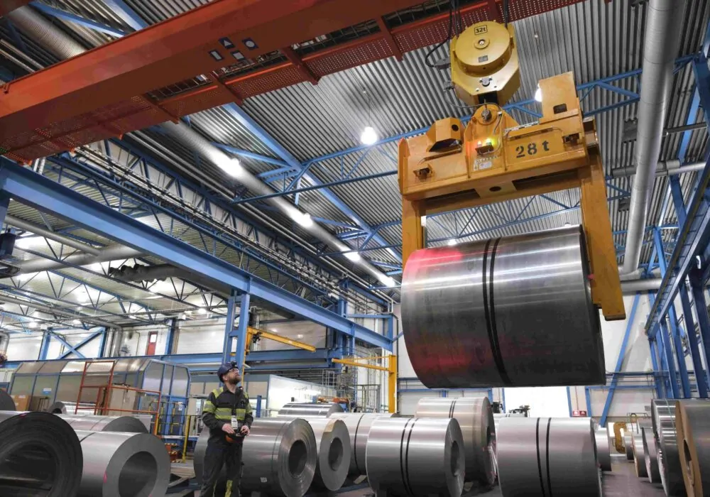 På bilden syns en travers med en lyfttång