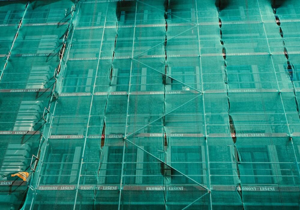 Bilen visar på ställning vid en fasad