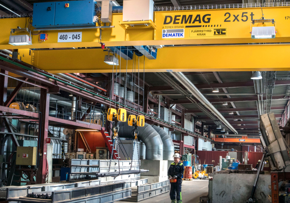 Bilden visar en traverskran med tandemdrift, där två traverskranar körs samtidigt tillverkad av Soempelkamp