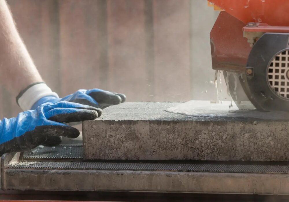 Bild på en person som arbetar med asbest