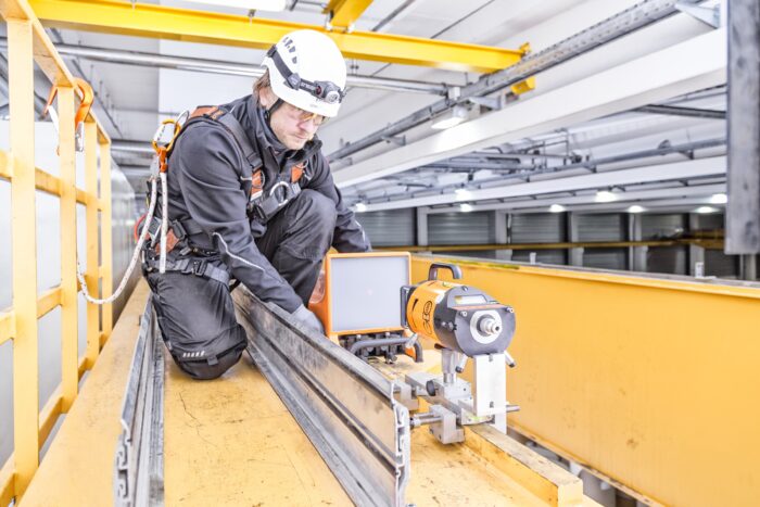 Dematek utför en kranbanemätning på en traverskran