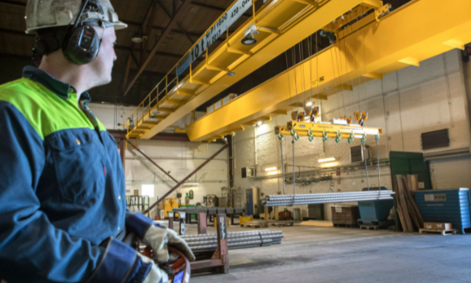 Traversförare styr en tung travers från Dematek