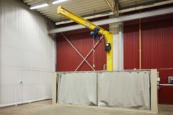 Svängkran monterad på en vägg med en telfer