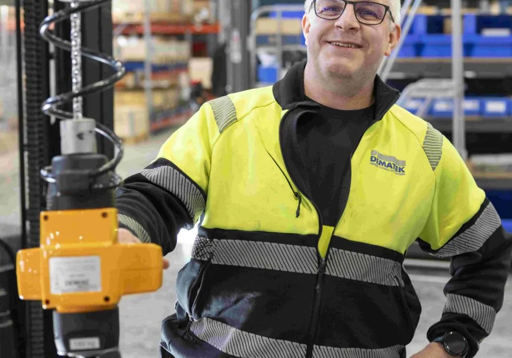 Servicetekniker från Dematek håller i en telfer från Demag