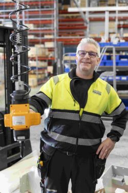 Servicetekniker från Dematek håller i en telfer från Demag