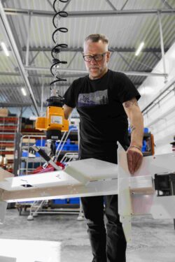Montör som flyttar material med en telfer
